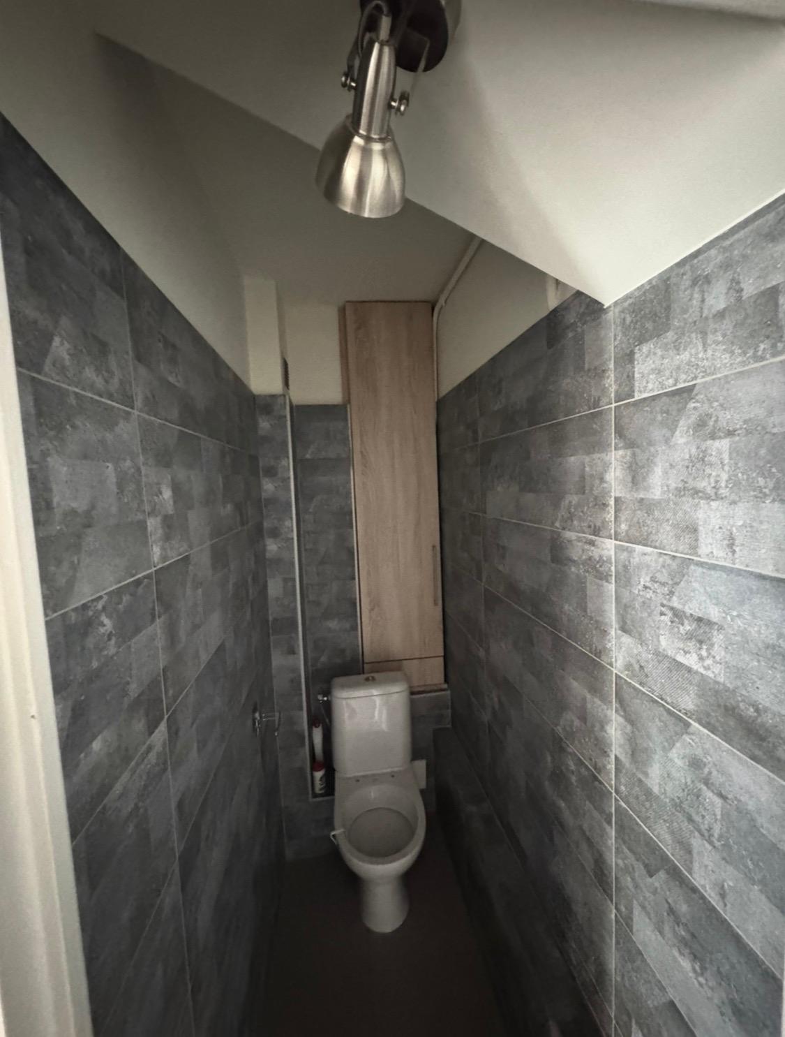Salle de douche carrelage gris réalisée par BAT FINITION à Saint-Laurent-du-Var