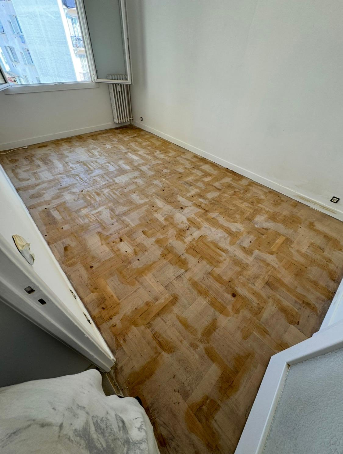 Ancien parquet en point de Hongrie avant rénovation et ponçage - BAT FINITION
