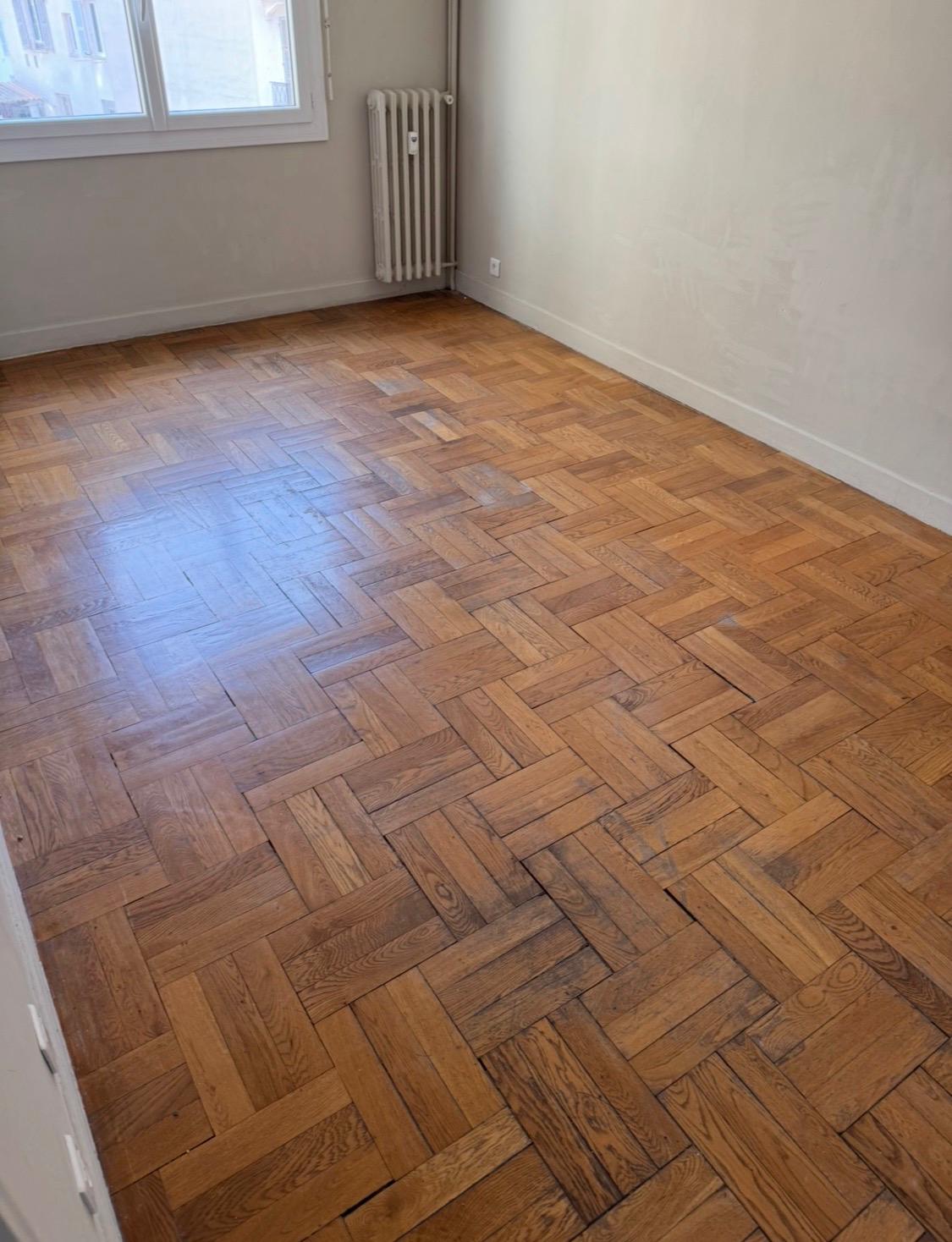 Parquet en point de Hongrie rénové et vitrifié par BAT FINITION