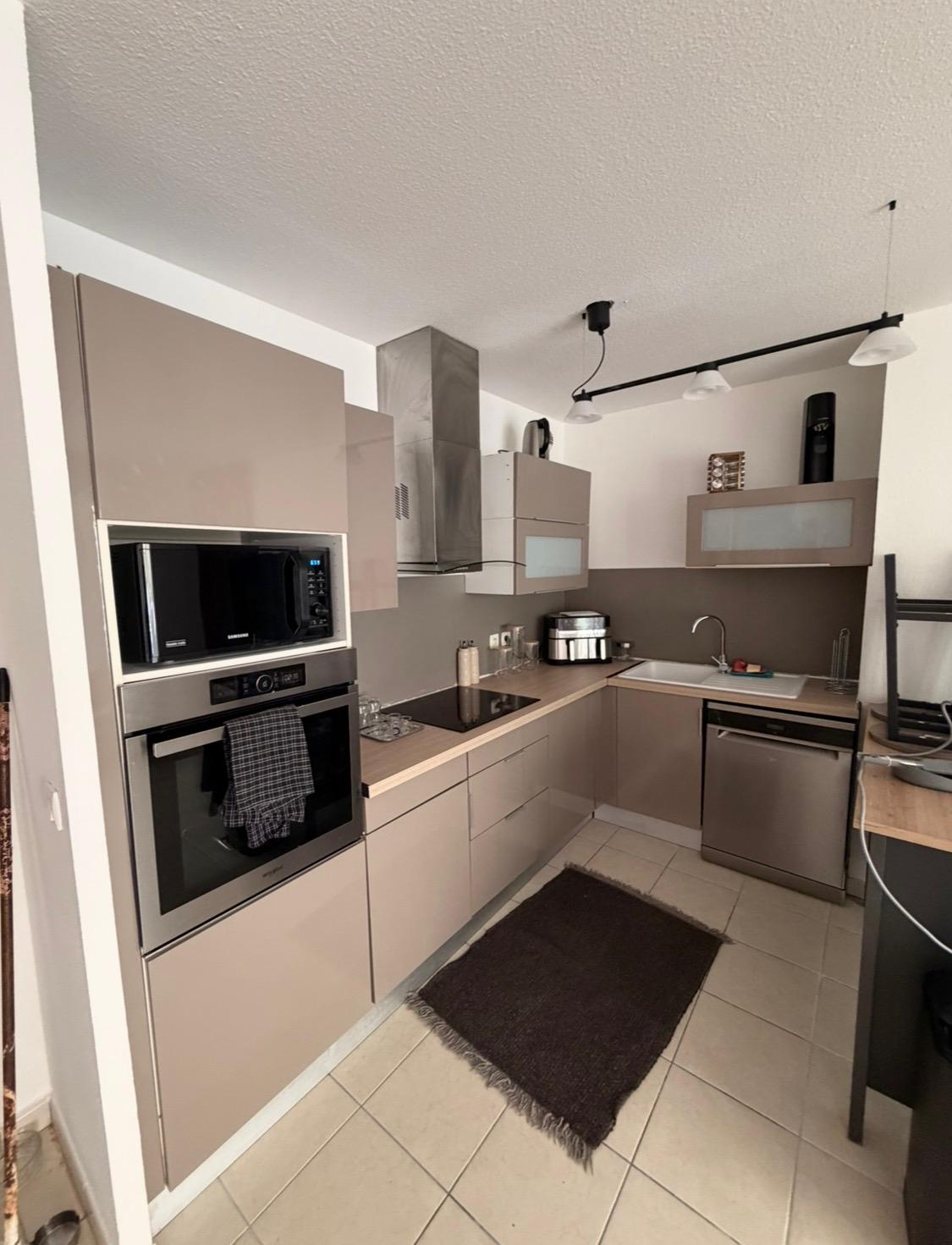 Cuisine équipée avec four et hotte installée par BAT FINITION