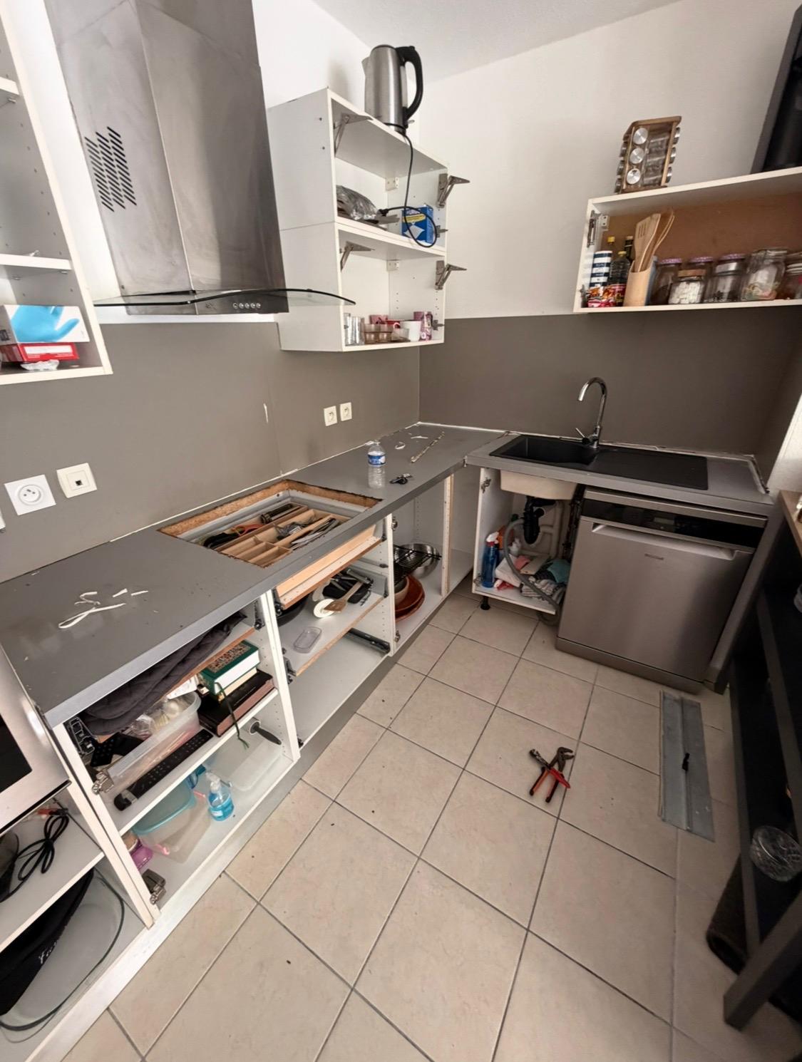 Pose de cuisine équipée en cours de chantier par BAT FINITION