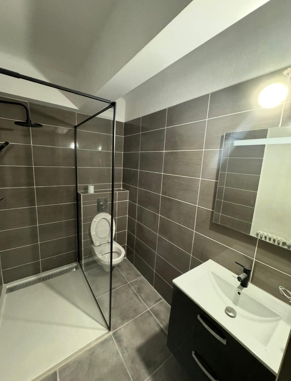 Salle de bain carrelée avec douche à l'italienne par BAT FINITION