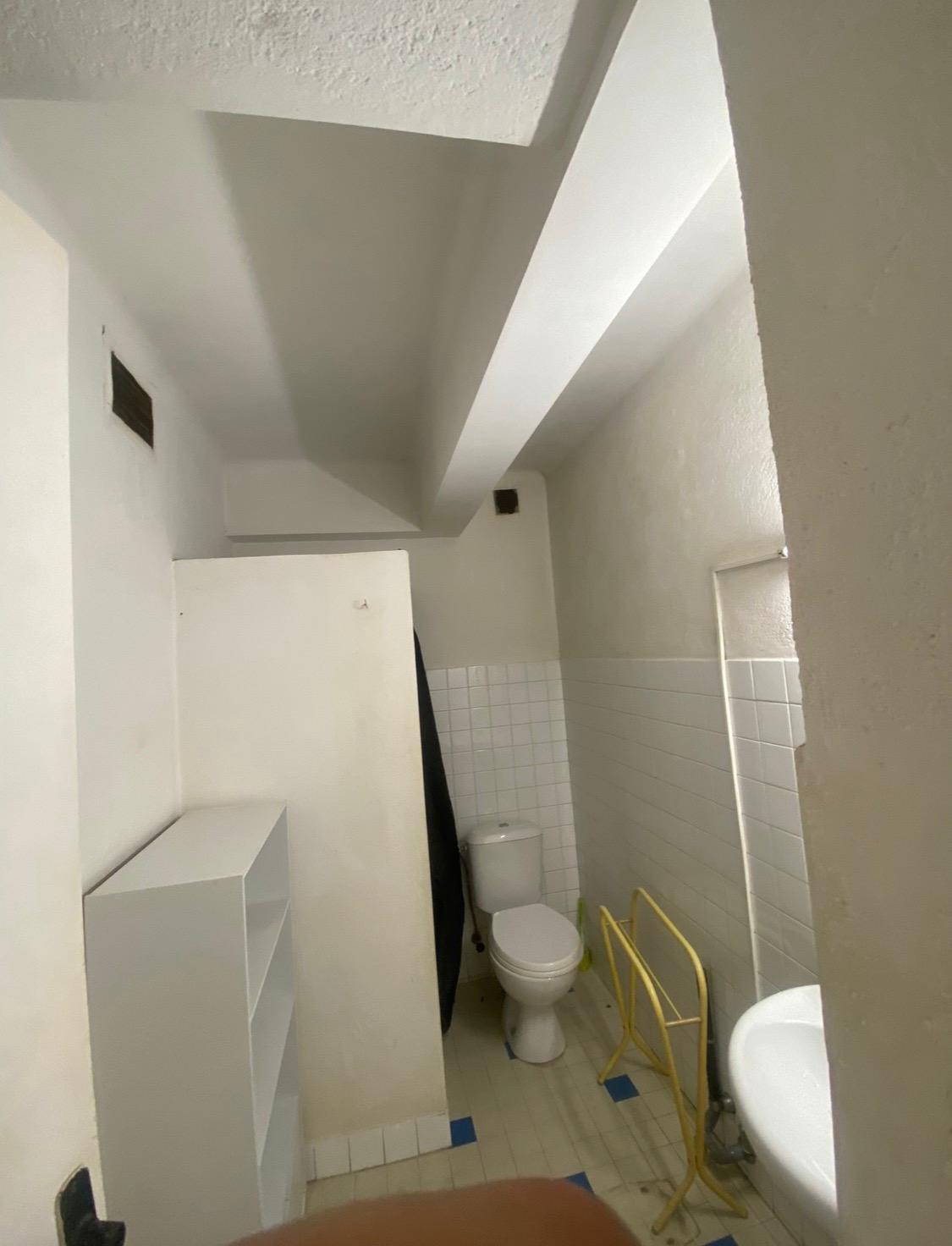 Pièce en cours de rénovation avec murs peints en blanc - BAT FINITION