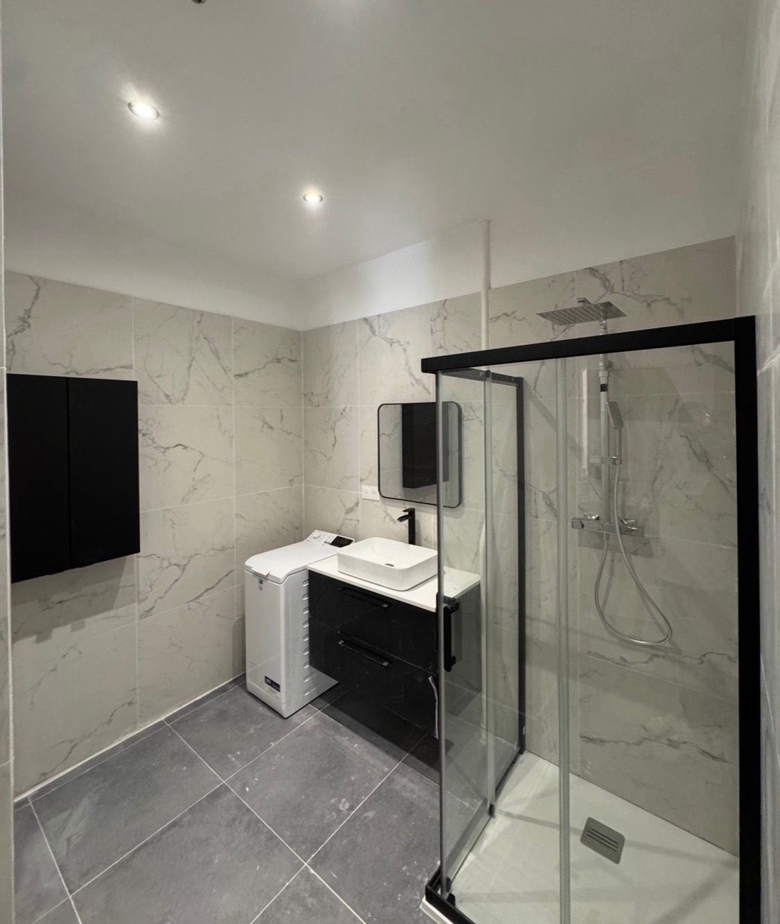 Salle de bain moderne effet marbre avec douche par BAT FINITION
