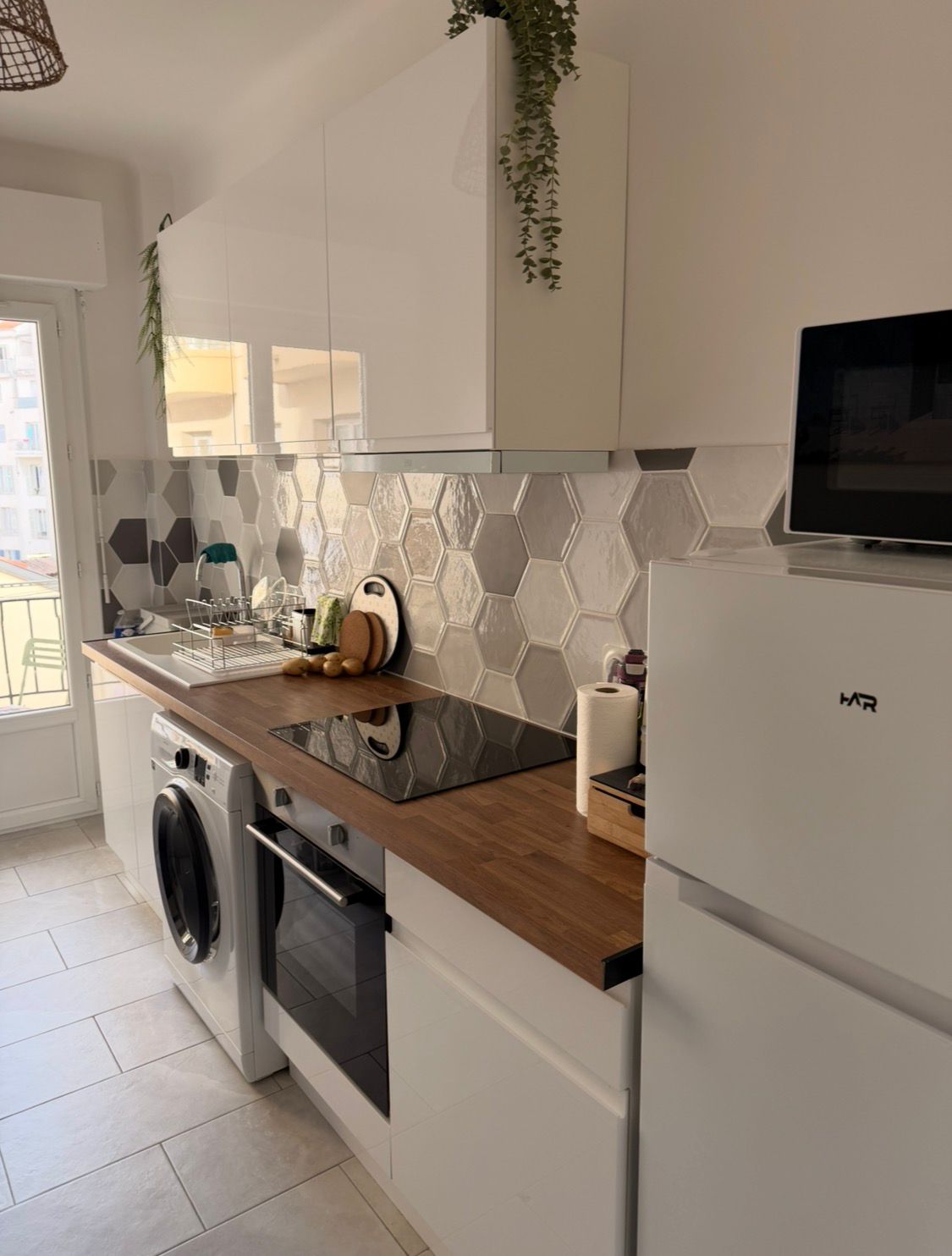 Cuisine équipée avec crédence hexagonale réalisée par BAT FINITION