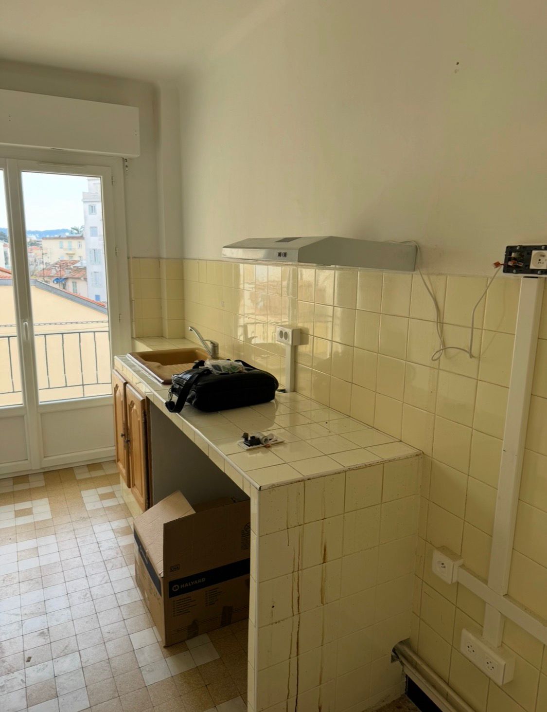 Installation de cuisine en cours de finition par BAT FINITION