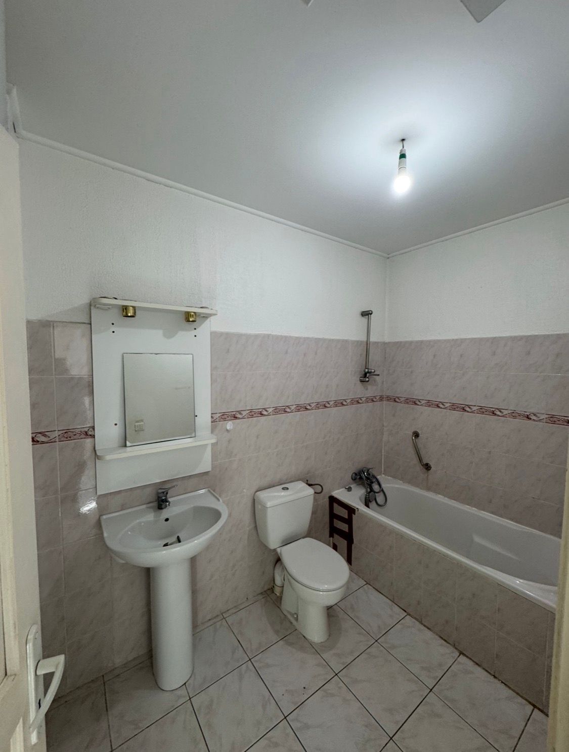 Salle de bain ancienne avant rénovation par BAT FINITION