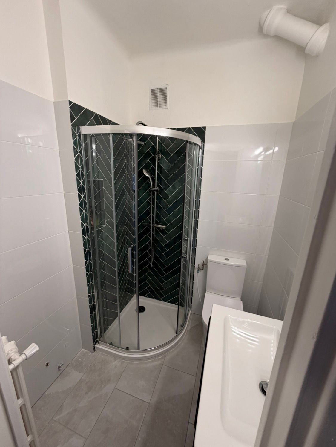 Salle de douche carrelage vert en chevron rénovée par BAT FINITION