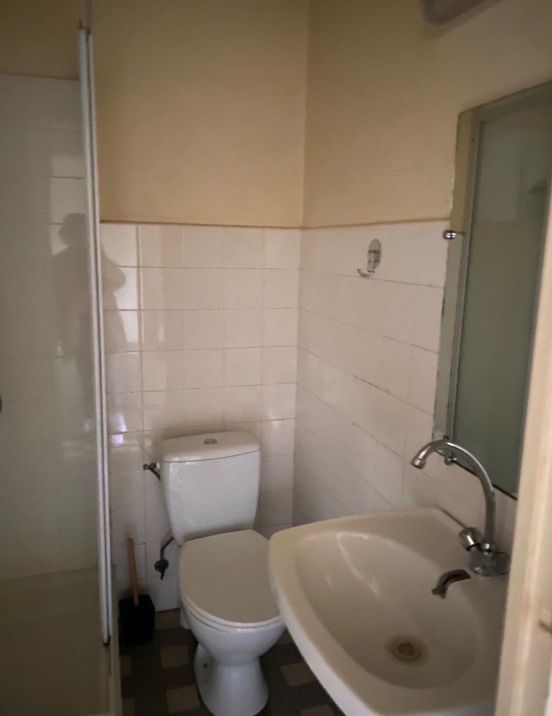 Salle de bain avec douche en cours de finition par BAT FINITION