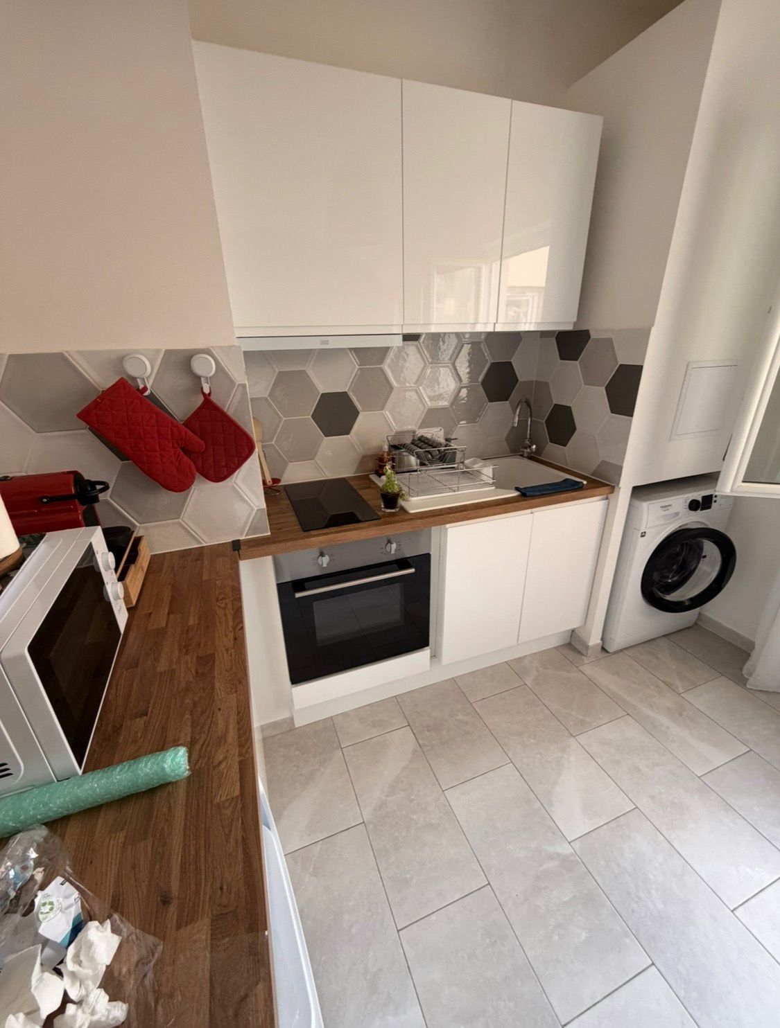 Cuisine équipée avec four, plaque et emplacement lave-linge par BAT FINITION