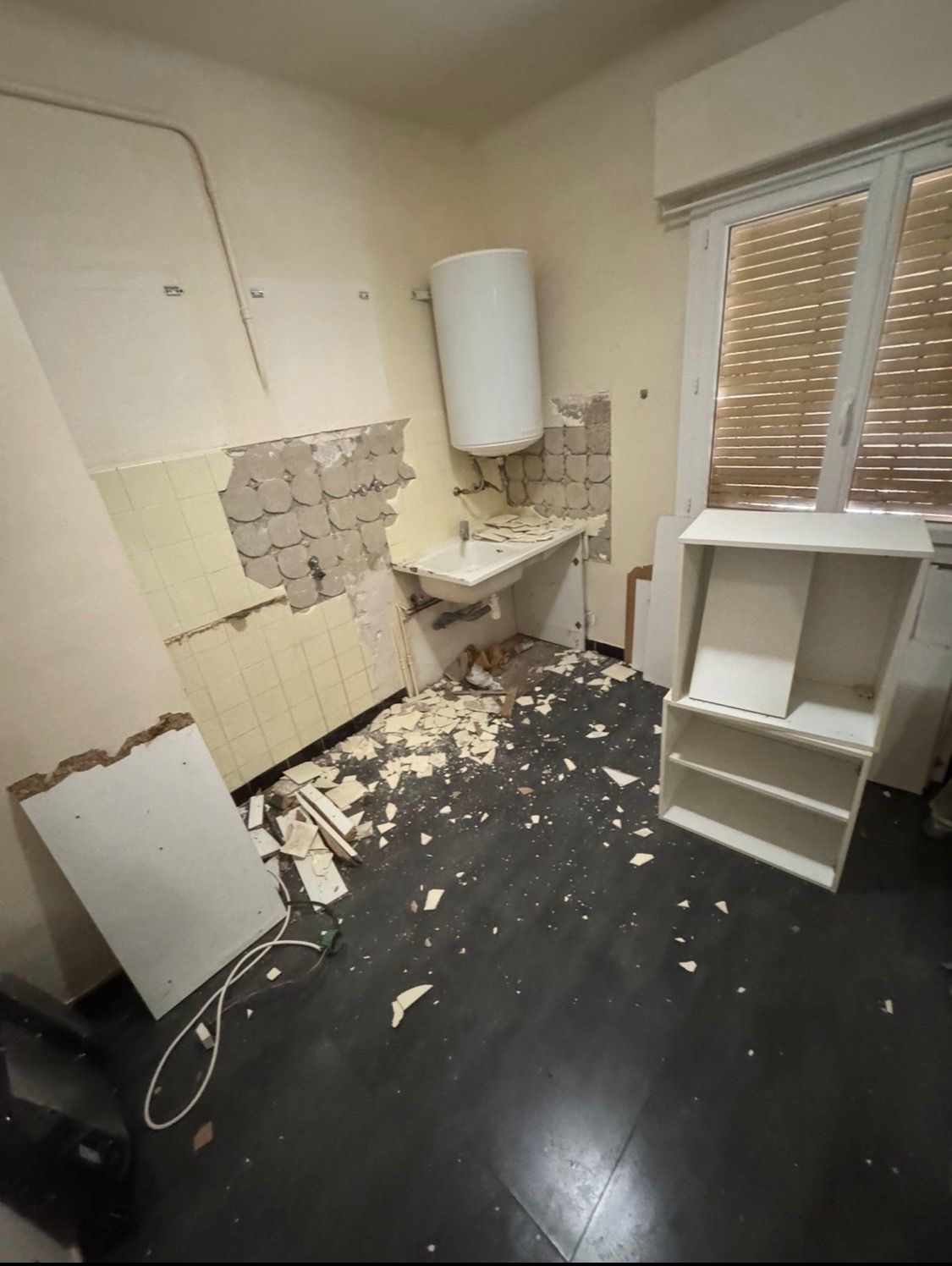 Salle de bain en cours de démolition avant rénovation par BAT FINITION