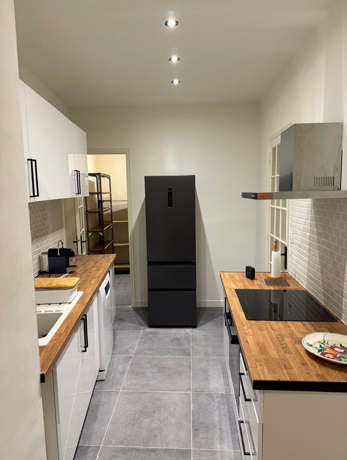 Rénovation de cuisine avec réfrigérateur et plan de travail bois par BAT FINITION à Saint-Laurent-du-Var