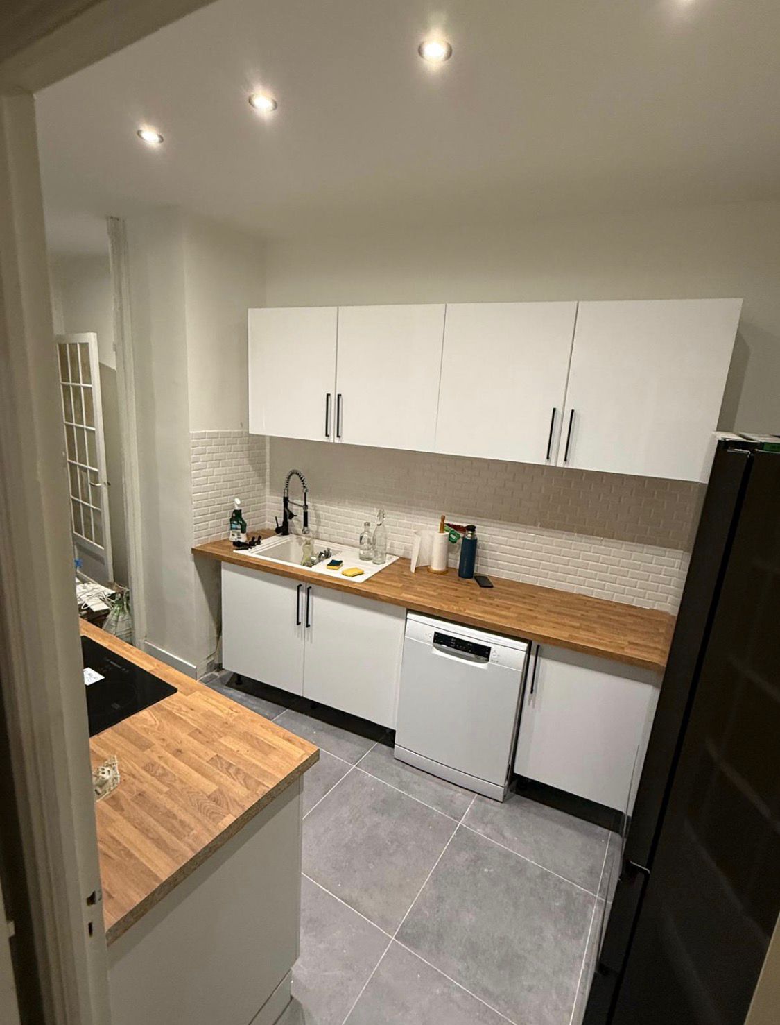 Cuisine rénovée avec meubles blancs et plan de travail en bois - BAT FINITION Saint-Laurent-du-Var