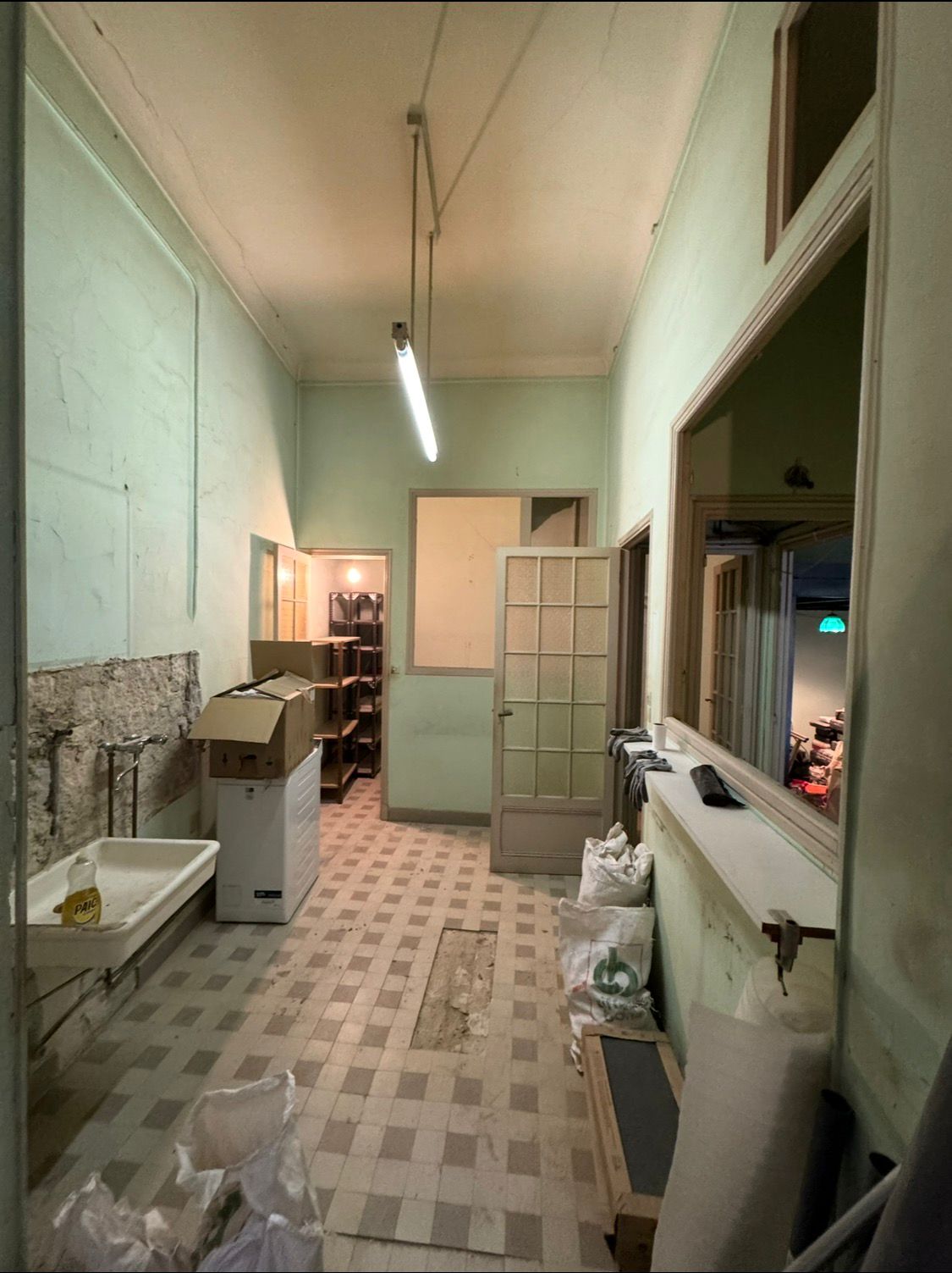 Entrée d'appartement rénovée avec verrière intérieure par BAT FINITION