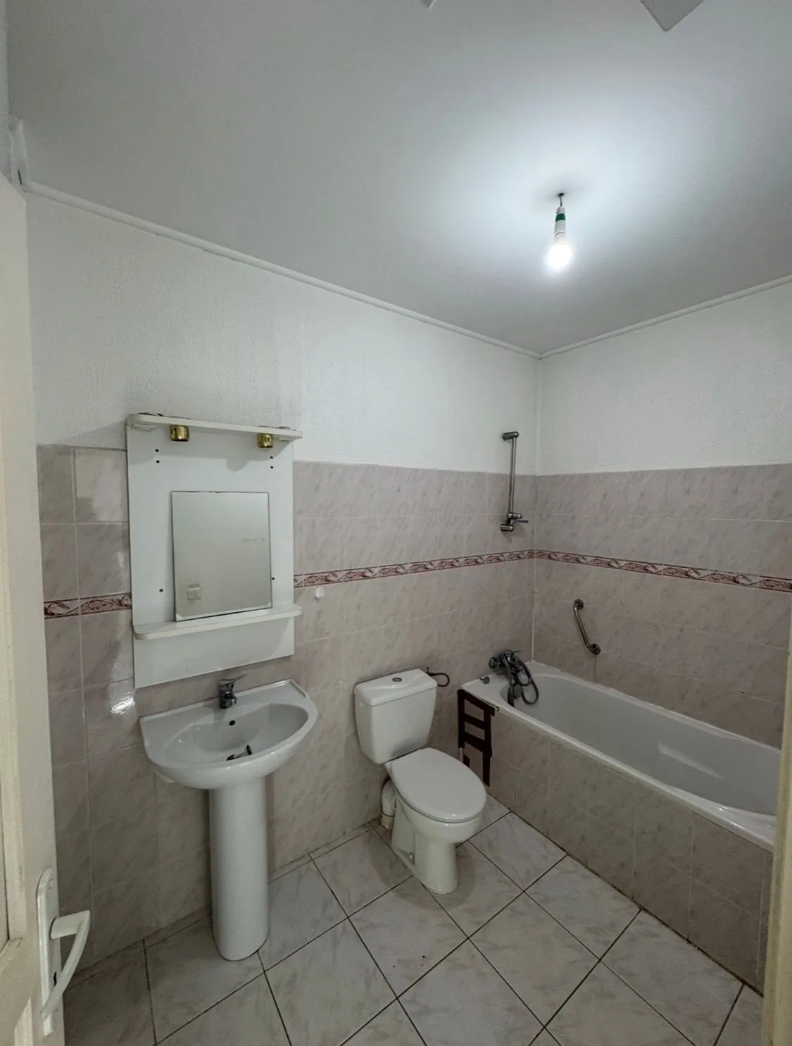 Salle de bain avant travaux de rénovation par BAT FINITION