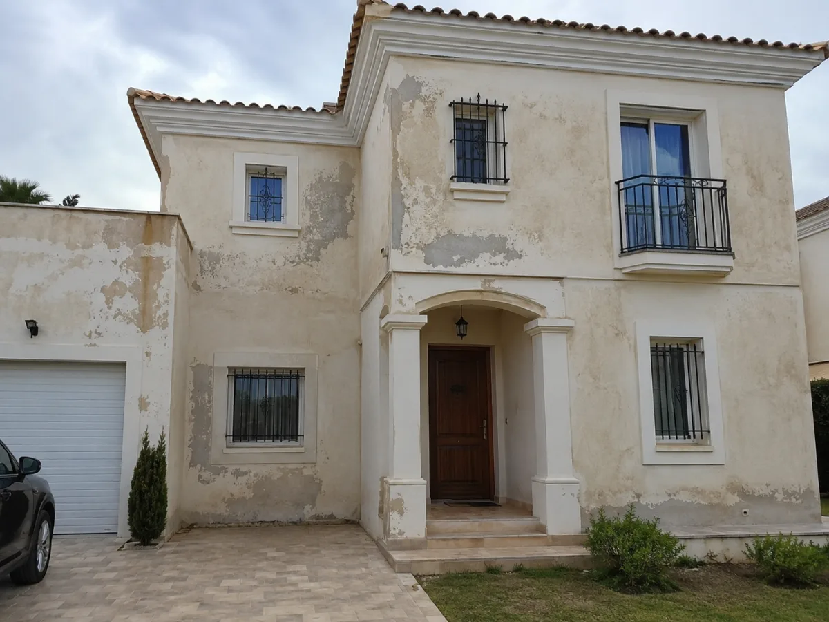 Façade de villa avant travaux de ravalement par BAT FINITION